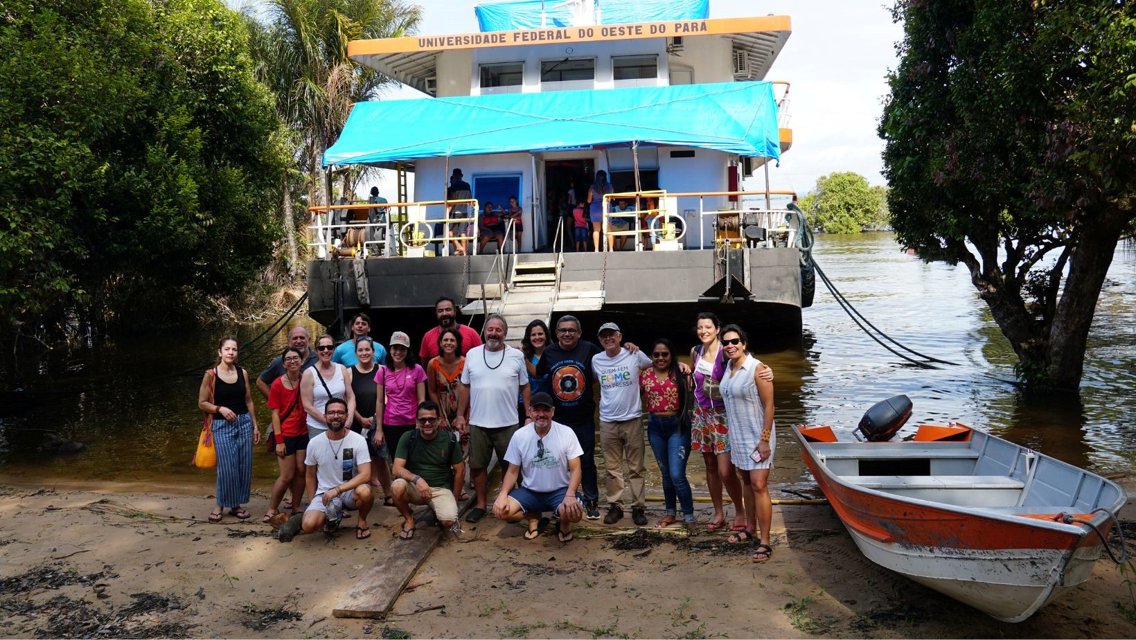 As equipes da USAID, NPI Expand, SAMA Health In Harmony e Projeto Saúde & Alegria reunidas no Baixo Tapajós, Pará